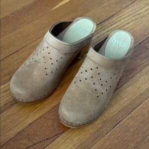 Sven Women's Beige leather Clogs 38